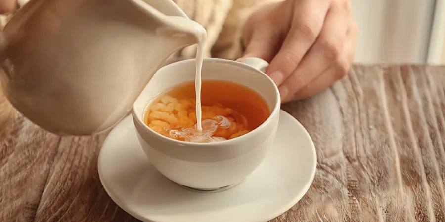 Proč je potřeba přidávat mléko do čaje